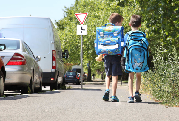 Kinder am Weg zur Schule