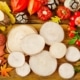 Naturmaterialien für Herbstdeko auf einem Tisch ausgebreitet, darunter Holzscheiben und Blätter