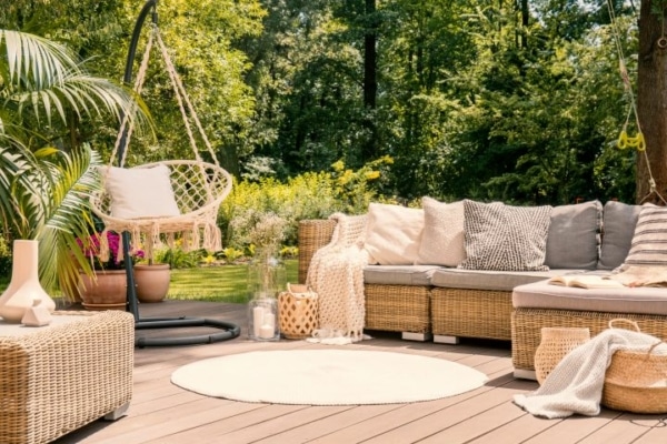 Garten gemütlich gestaltet mit Sitzecke und Hängematte