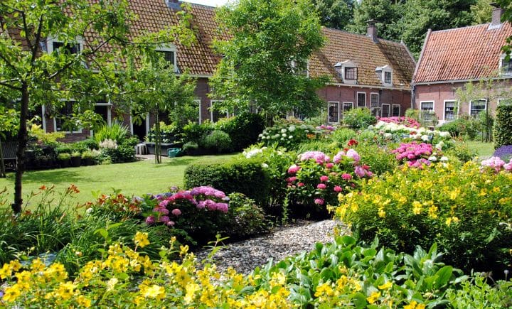 Häuser im Landhausstil umgeben einen Cottage Garden