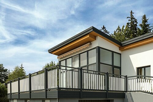 Balkon mit weißen Latten und schwarzer Rahmenoptik, Modell Roma standard, auf modernem Haus mit Garage