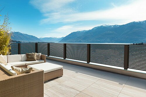 Lamellenbalkon in anthrazit, Modell Linea, Gewinner-Zaun des Infinity Design Award, auf dem Balkon befindet sich eine Lounge