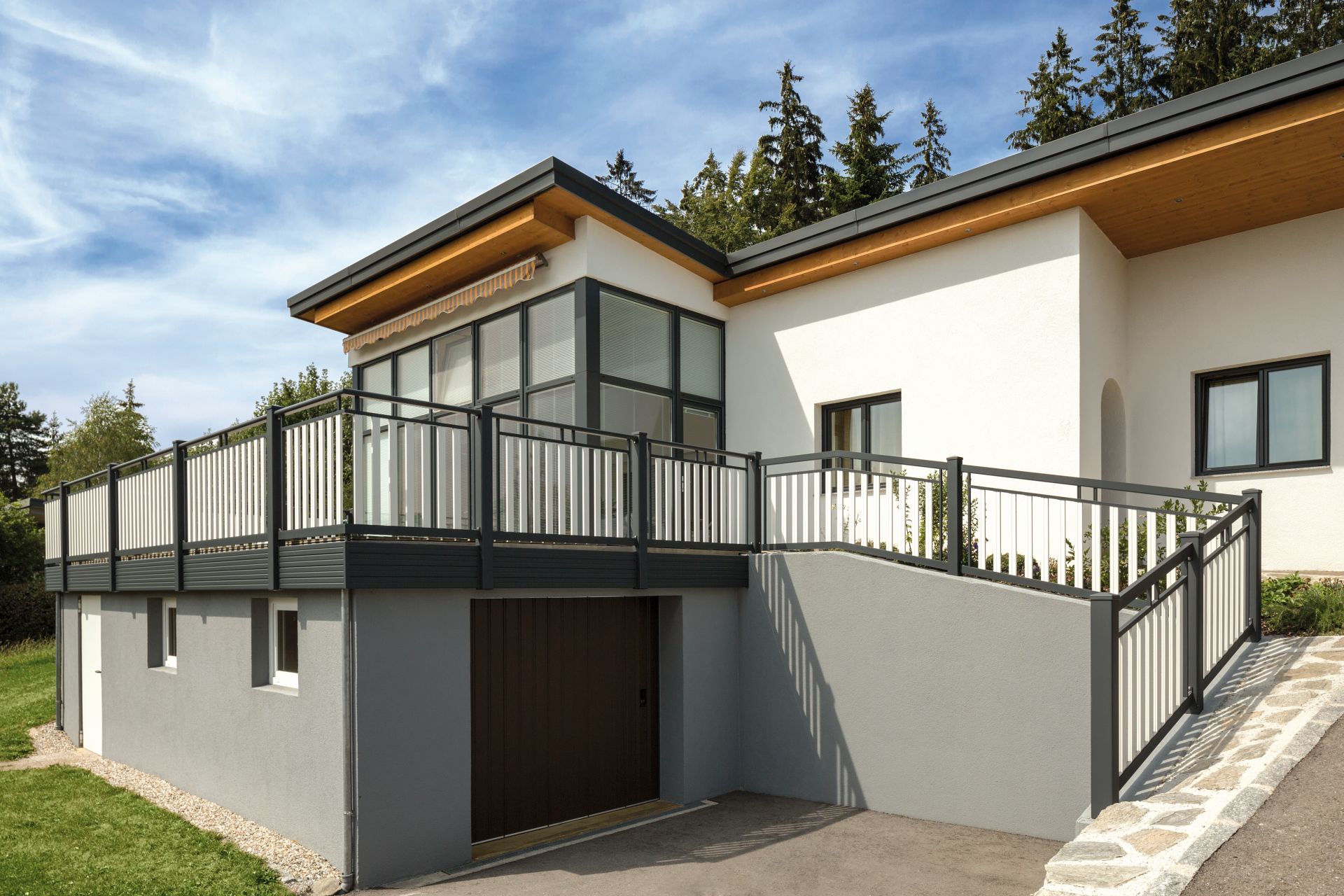 Balkon mit weißen Latten und schwarzer Rahmenoptik, Modell Roma standard, auf modernem Haus mit Garage