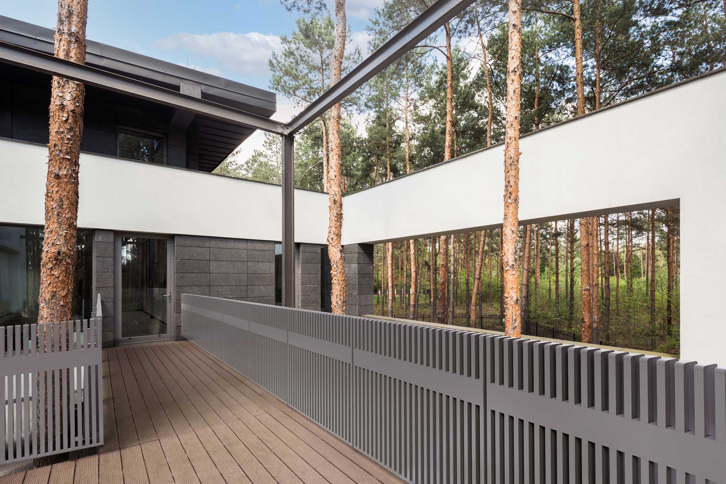 Moderner Gartenzaun aus Aluminium mit senkrechten Stäben in grau markiert einen Hauseingang, Modell Epos - Design by Studio F.A. Porsche in grau 