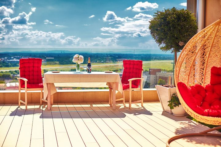 Zu erkennen ist eine schön dekorierte Terrasse mit gemütlichen Sitzmöglichkeiten.