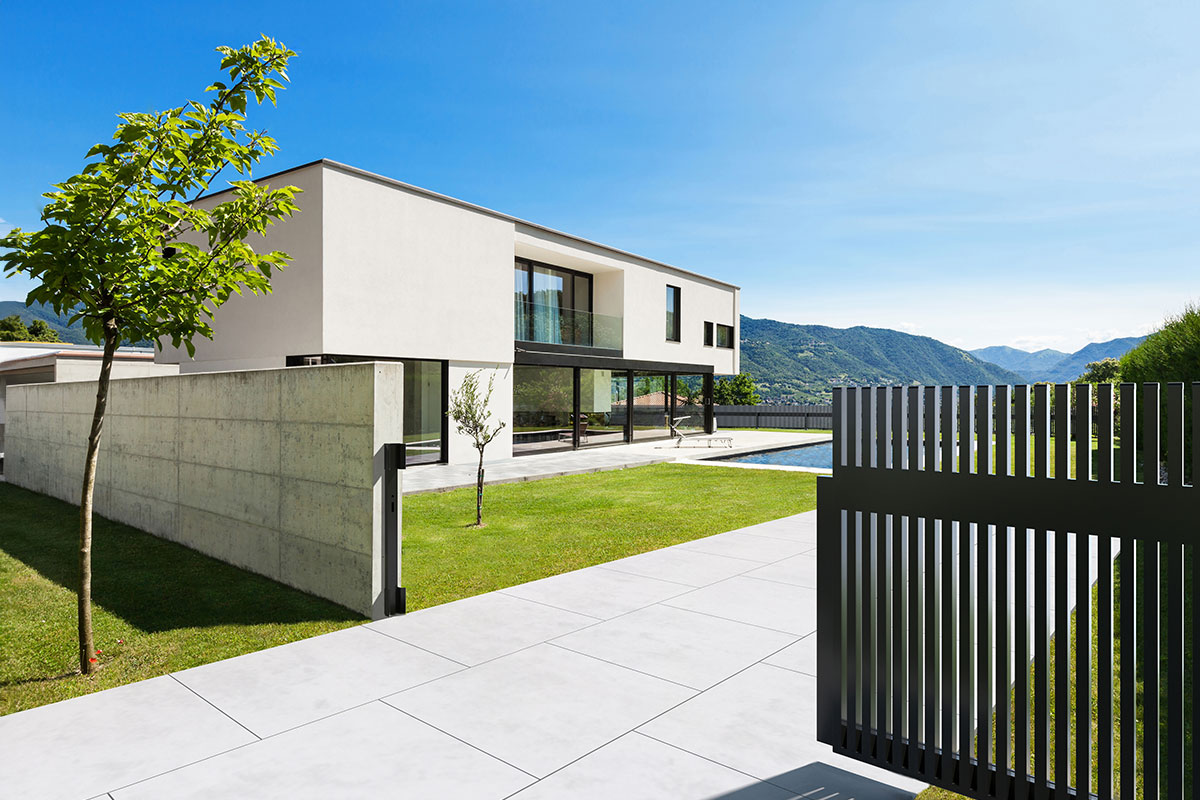 Schiebetuer aus Aluminium als Einfahrt zu Villa mit Pool