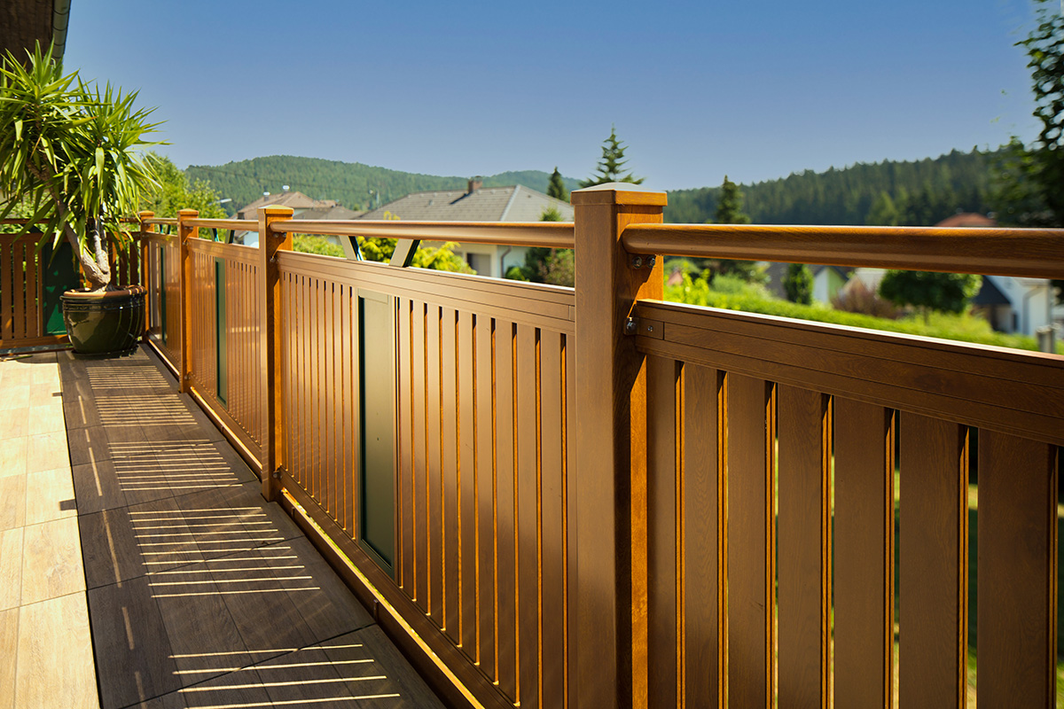 breitstabbalkon aus aluminium in holzoptik