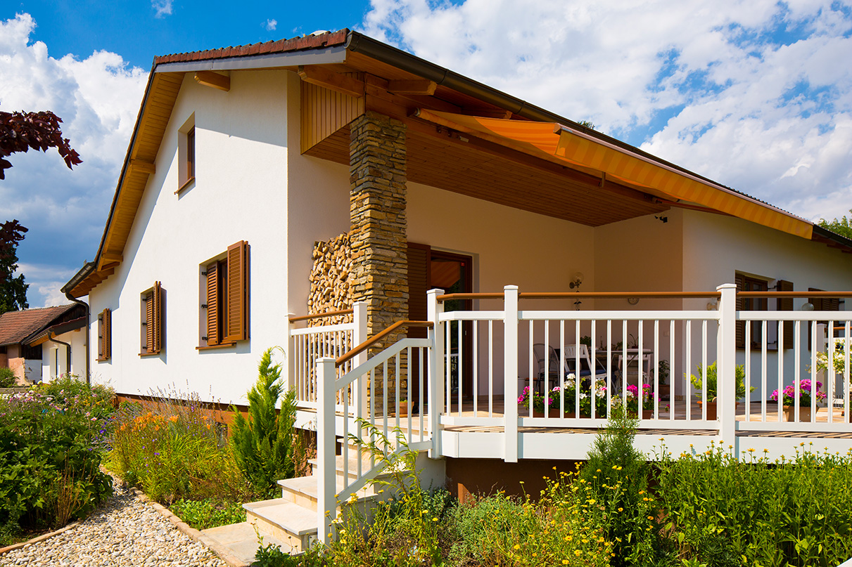 einfamilienhaus und balkon in einem design