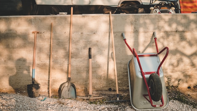 gartenarbeit im schrebergarten mit werkzeugen