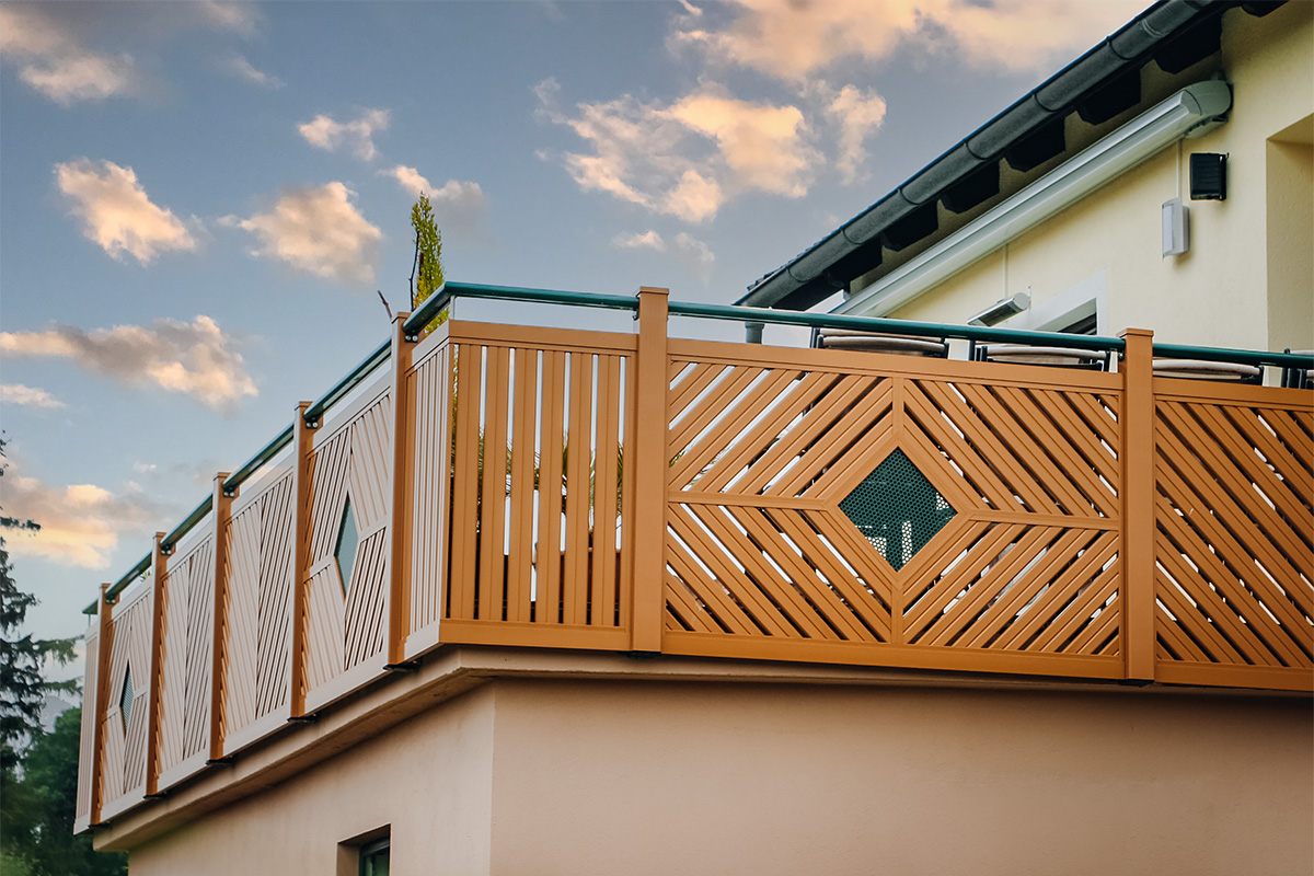 Balkon mit dekorativer Ausstrahlung und in Holzfarbe